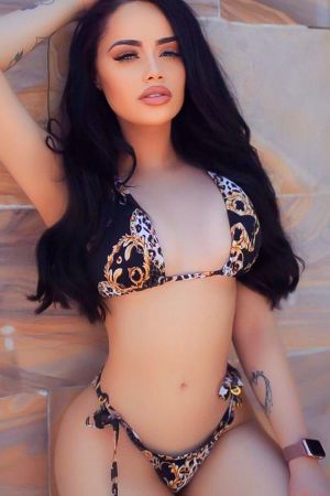 Cleopatra escorte avec Luxury Sweets Escort Agency